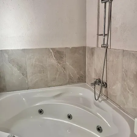 מלון דירות I1 - Stunning Seaview, By The Tram, Jacuzzi
